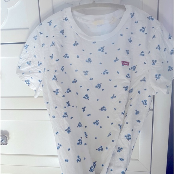 Levi’s T-Shirt S-Large . Used twice in good condition. - Picture 1 of 7